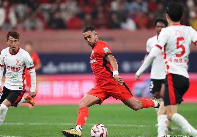 关于清晨中超焦点战，莱比锡远射贴柱，信心回归，资深球员宣示担当的信息